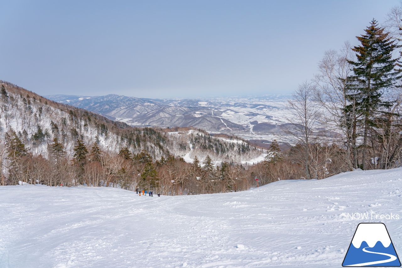 富良野スキー場｜2022-2023シーズンの『北の峰ゾーン』の営業は、3月21日（火・祝）まで。心ゆくまでロング滑走を楽しみましょう♪